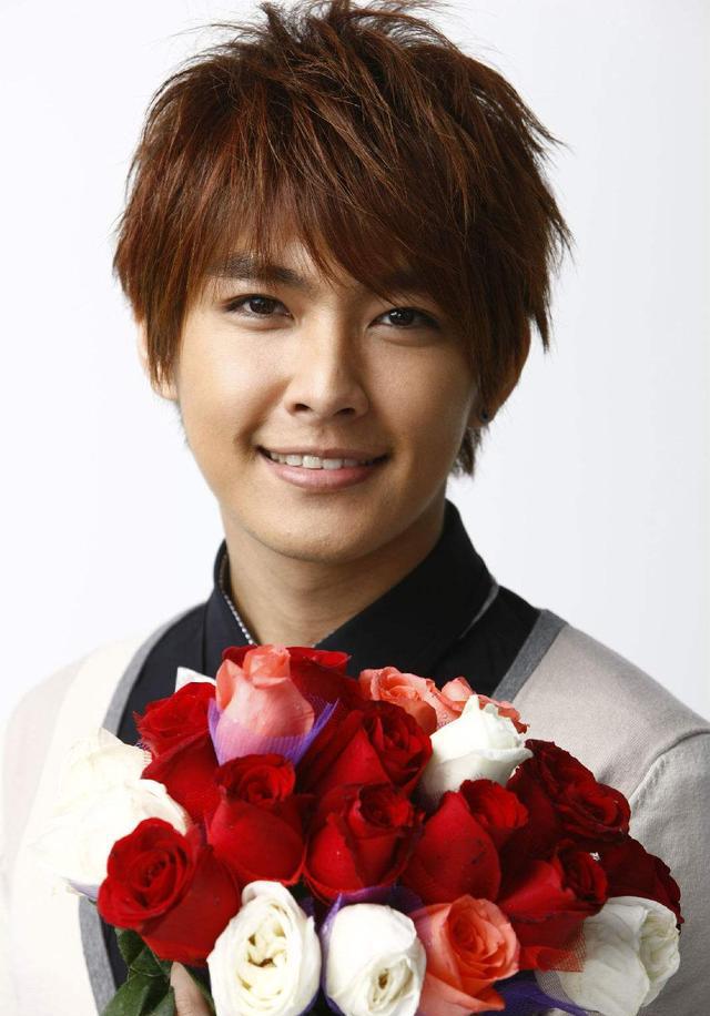 炎亚纶,飞轮海成员,如今五官与以前有点不一样