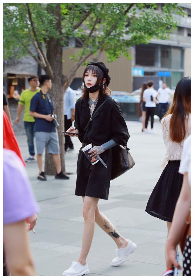 成都街拍,复古橘色的长裙,少数民族女生这么美