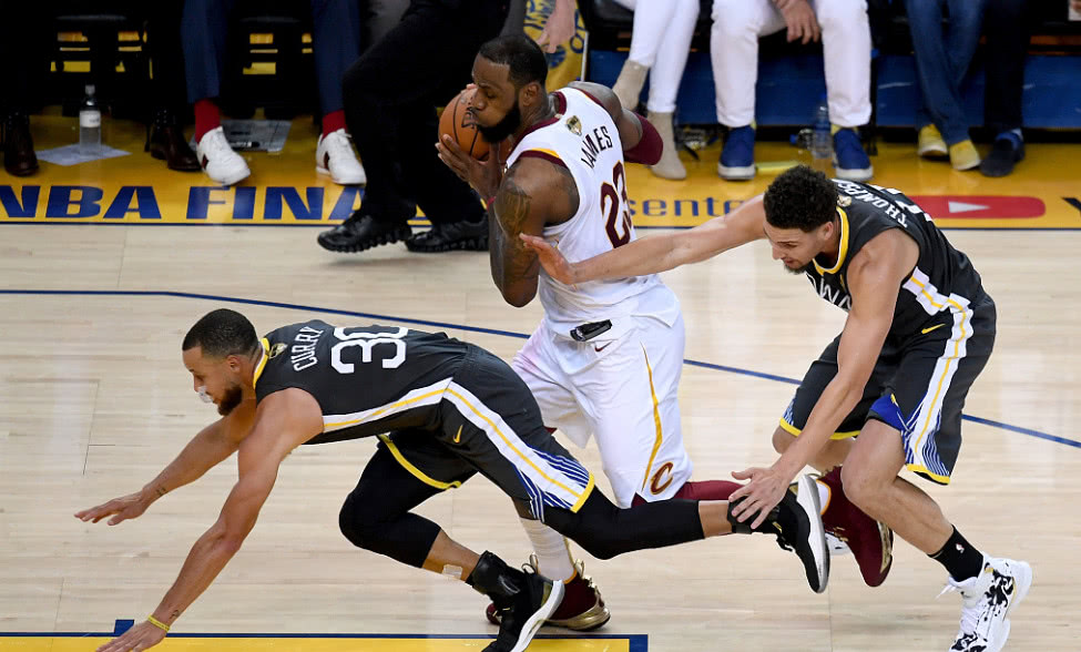 联盟两步走为黑哨洗白?总决赛沦为萧华吸金