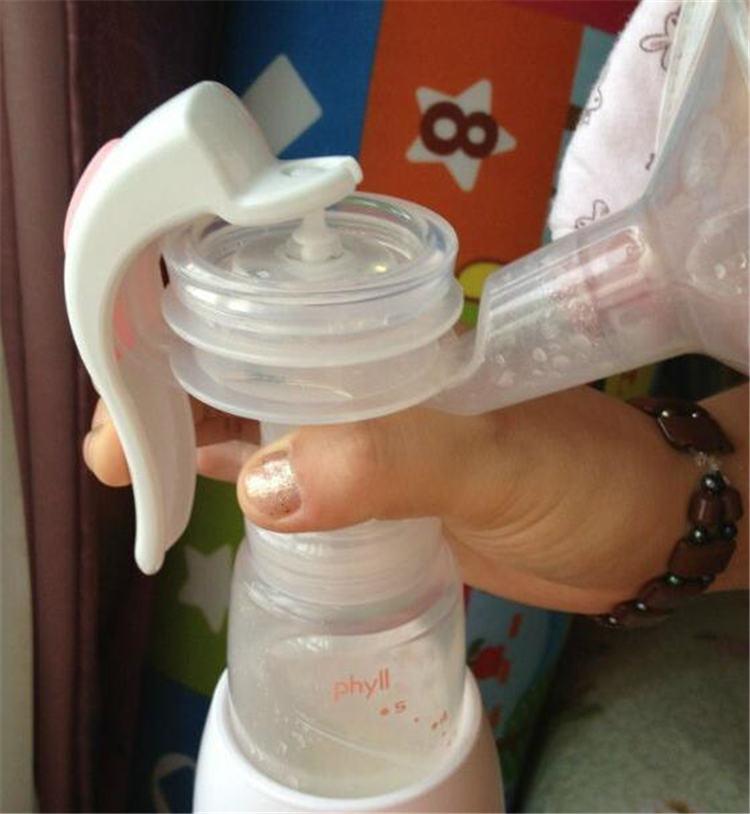宝妈母乳太多好心送邻居,没想却被大人喝了,宝妈:早知