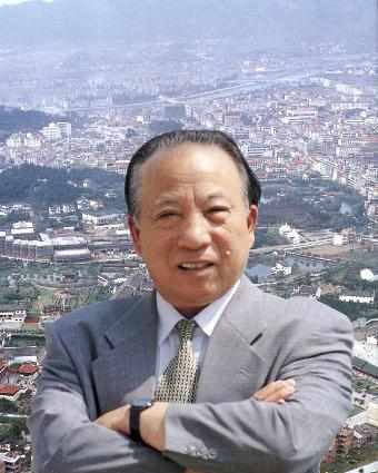 40岁创业, 每年“牺牲”10亿鬼子, 豪车多辆一块车牌就66666