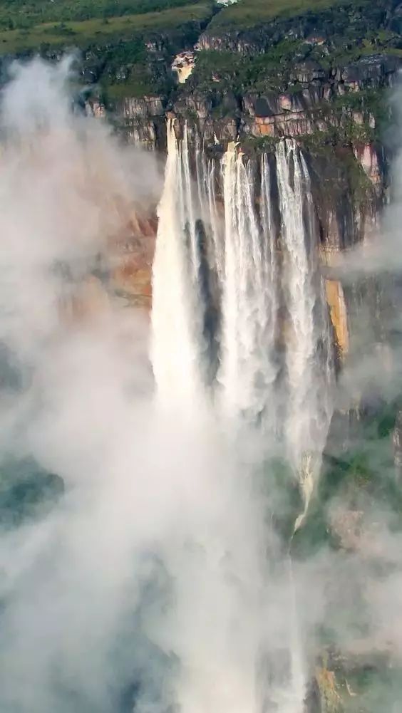 世界上最宽的瀑布:横跨两国,宽4000米,被称为"魔鬼