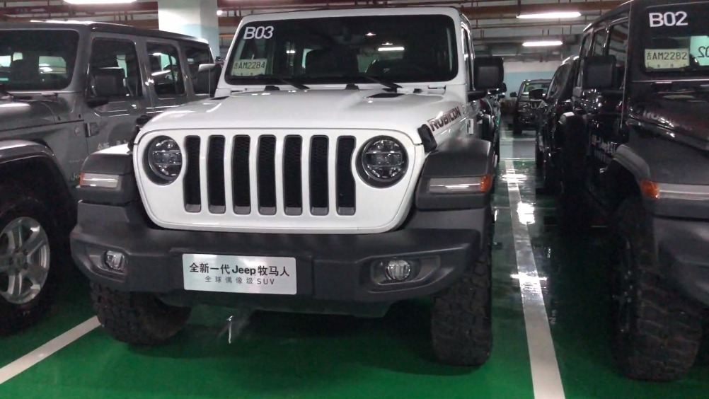上周刚刚在经销商看了全新牧马人撒哈拉，今天看到卢比肯了，只能说真的是更帅...