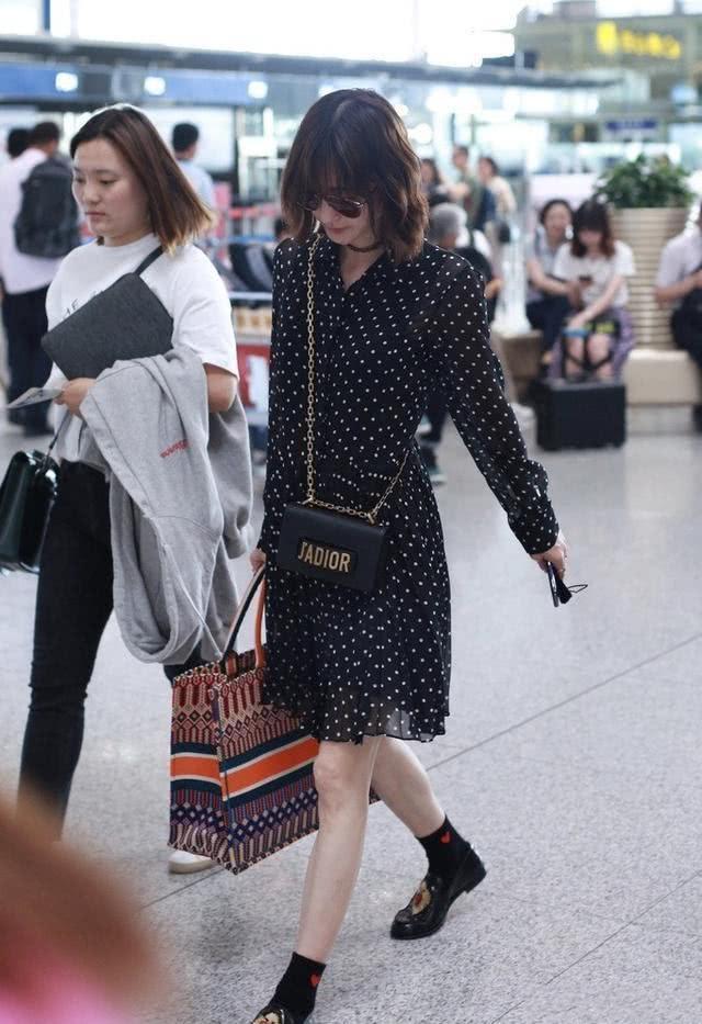 王丽坤烫了个短卷发,穿上黑色波点裙去机场,怎