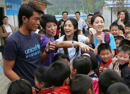 他是牛津博士，靠演傻子成喜剧之王，捐款20亿，座驾全球独一无二