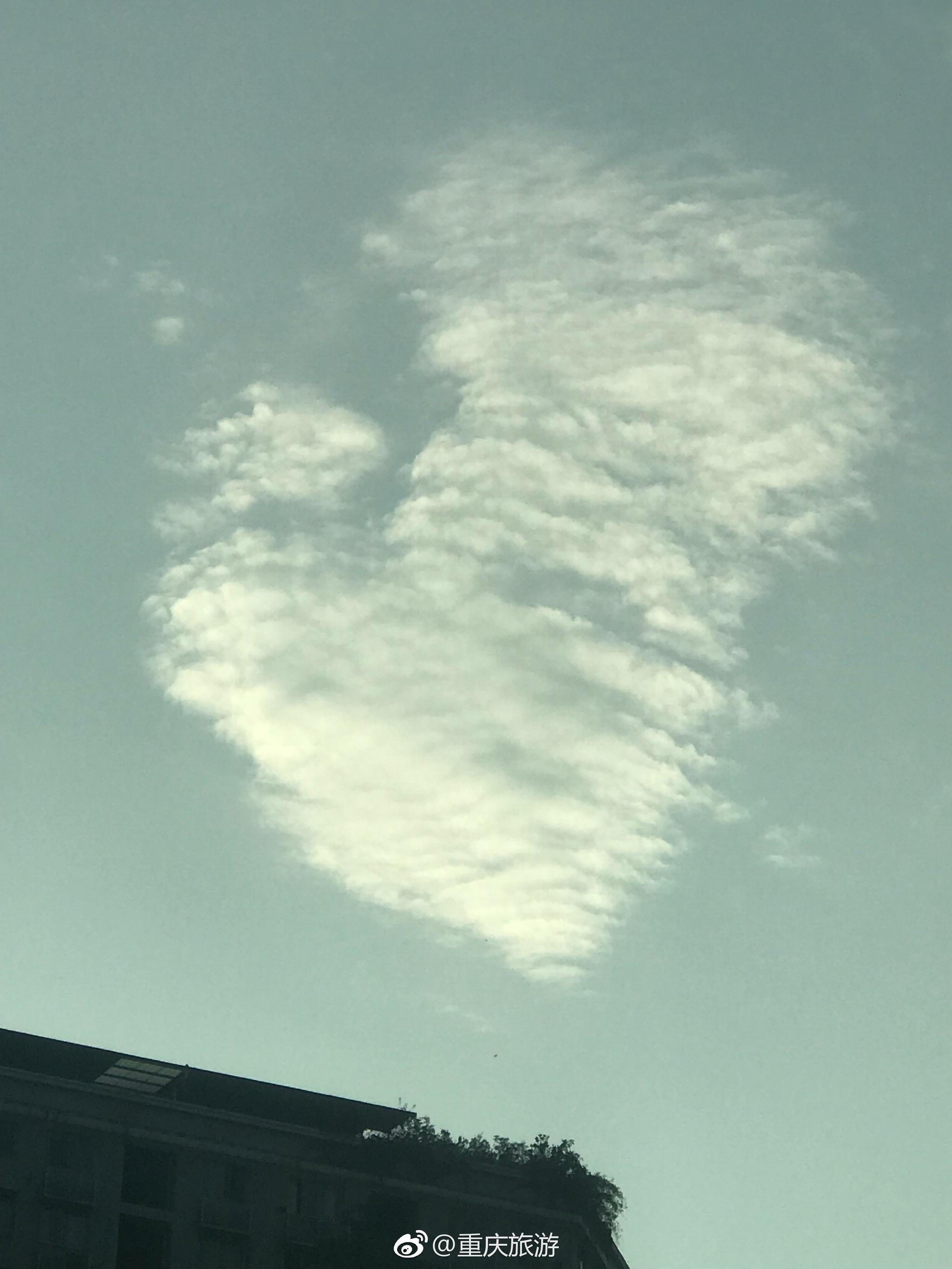 今天,你有跟天空比心吗?