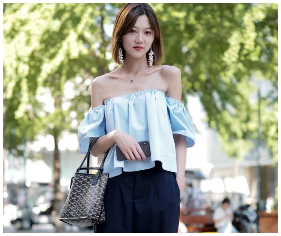 街拍:美女这身穿搭清新又休闲,完美迷人的玲珑好身材尽收眼底!