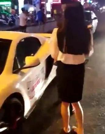 开500多万的迈凯伦送外卖,百公里油耗25升,送