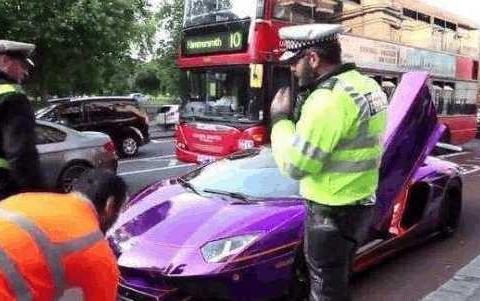 这辆“兰博基尼”违规停车被交警扣留，只因车牌比5个8还霸气！