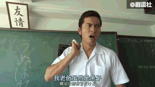 而自恋君的个人日常,就是各种偶遇美女,然后自恋地以为爱情要开始了.
