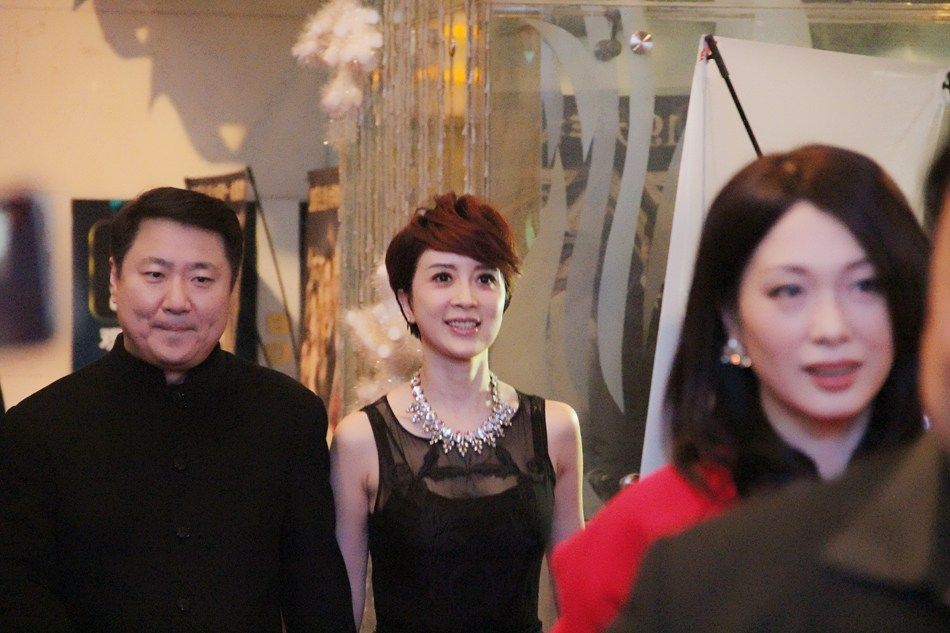 金巧巧和一双儿女现身机场画面温馨,网友:她老公曾和袁立恋爱?