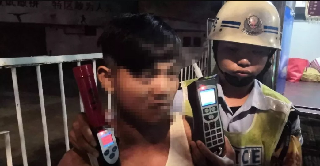 在汕头一男子开摩托车违章竟然被一次性扣了3