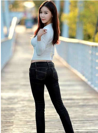 性感苗条高挑的小身姿,性感很人群姐姐.曼妙的身材在穿着中很显眼!是谁最av时尚图片