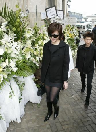 梅艳芳葬礼, 到场的生前女性好友, 其中有两位居然面带微笑!