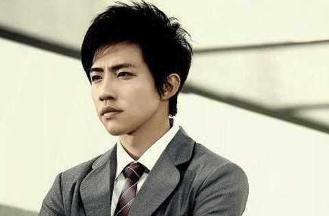 大红大紫的他却遭毁容！获赔5000万，今31岁复出开数百万豪车！