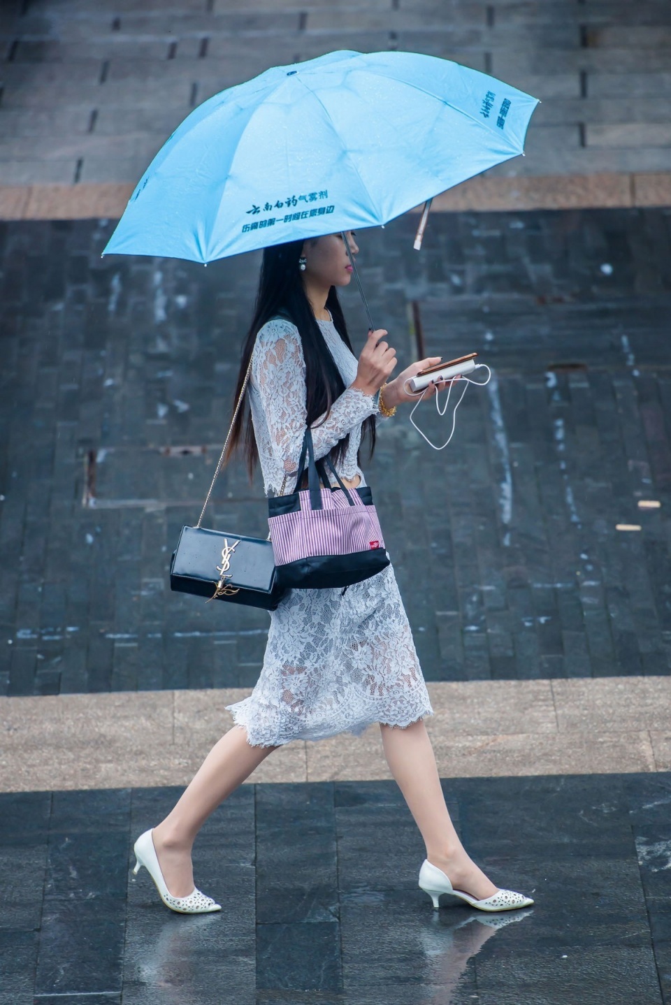 街拍:雨中撑伞的肉丝白高美女，蕾丝长裙尽显江南女子柔美