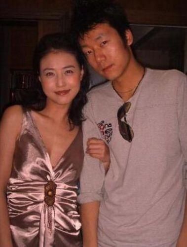 周海媚,这也绝对是母子恋的代表,曾与小18岁的小男友李贵府甜蜜恋爱.