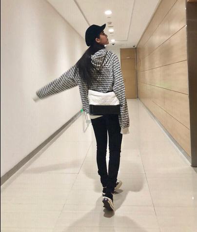 17岁欧阳娜娜很会穿,平价的时尚单品,穿出个性