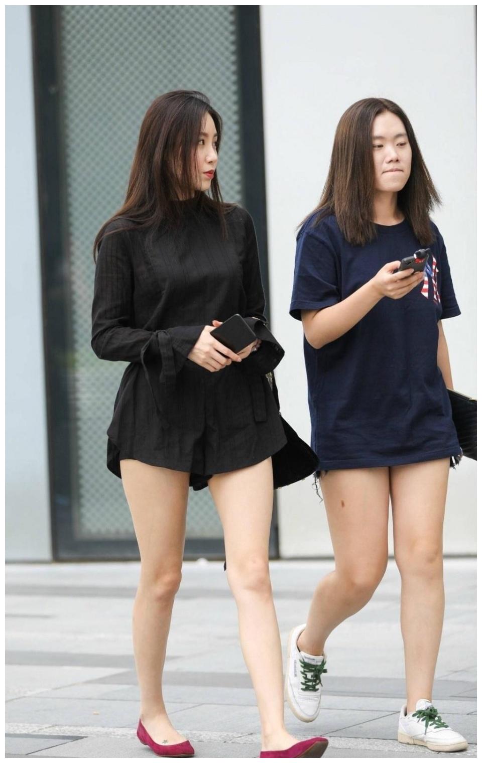 路人街拍:完美的黑色职业装，为你展现玲珑曲线