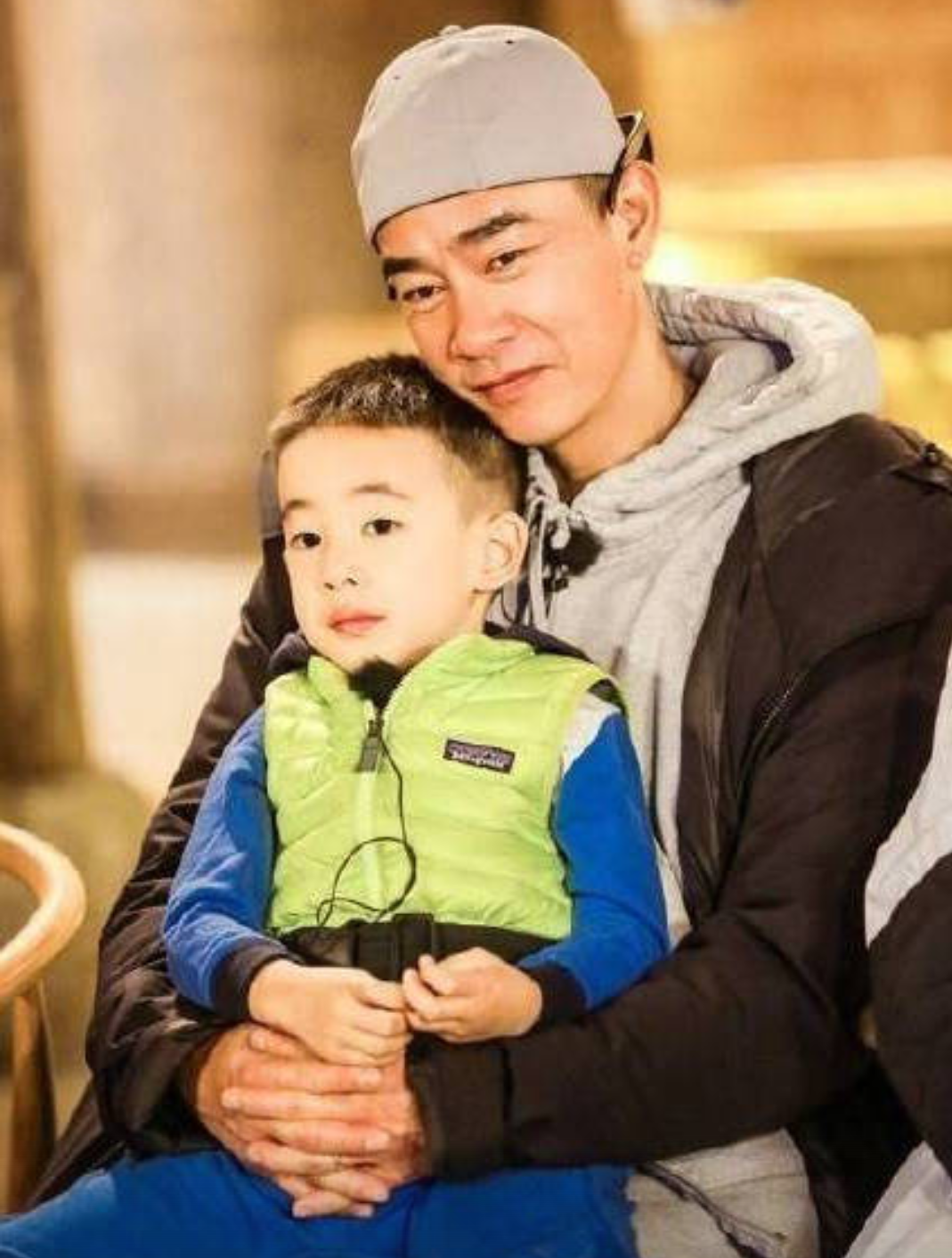 Jasper与妈妈应采儿看望老人，徒手提米袋变成小男子汉了