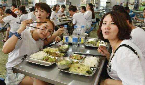 大学生不去食堂吃饭,在寝室叫外卖,被说懒惰