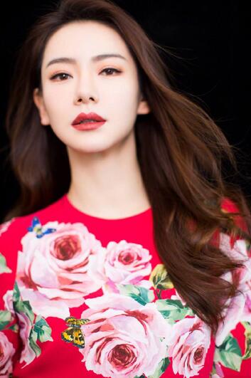 戚薇被叫阿姨时,脱口而出4个字打脸众女星,网