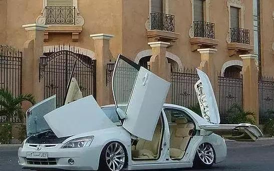 迪拜的小伙将自己家的本田雅阁重新改造后, 竟然比超级跑车还强!