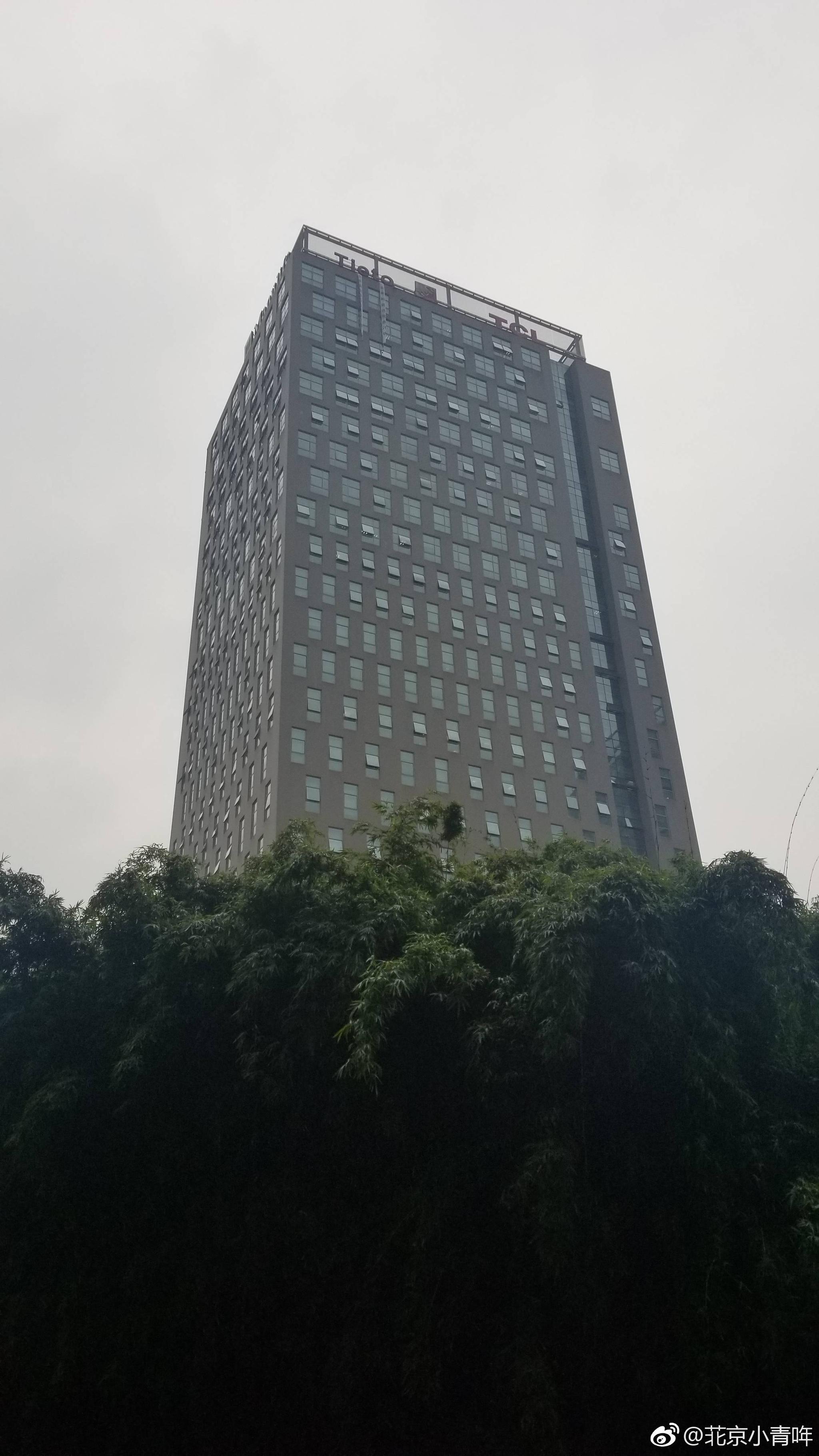 中午12:30左右,成都软件园C区,有人坐在楼顶一