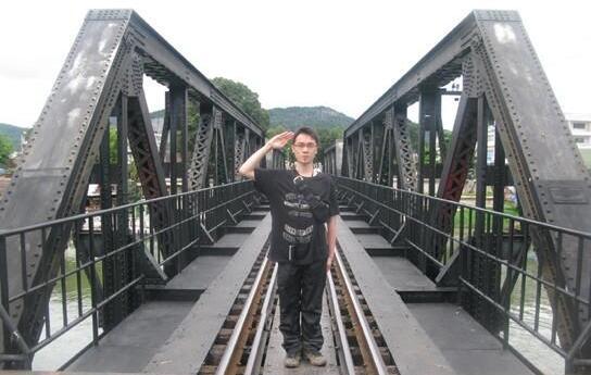 他是蔡明的儿子,不愿靠母亲走到台前,甘愿躲在