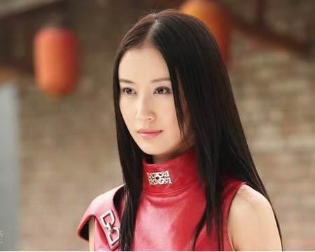 凭一曲红遍大江南北,却在事业巅峰时痛失爱女,如今