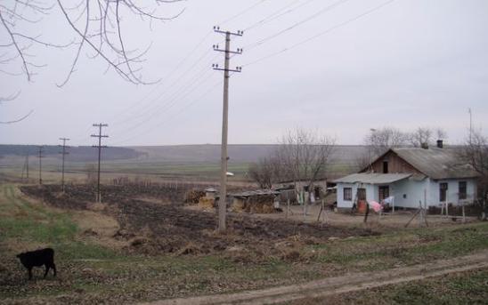 欧洲最不发达国家的农村, 坑洼的土路还遍地都
