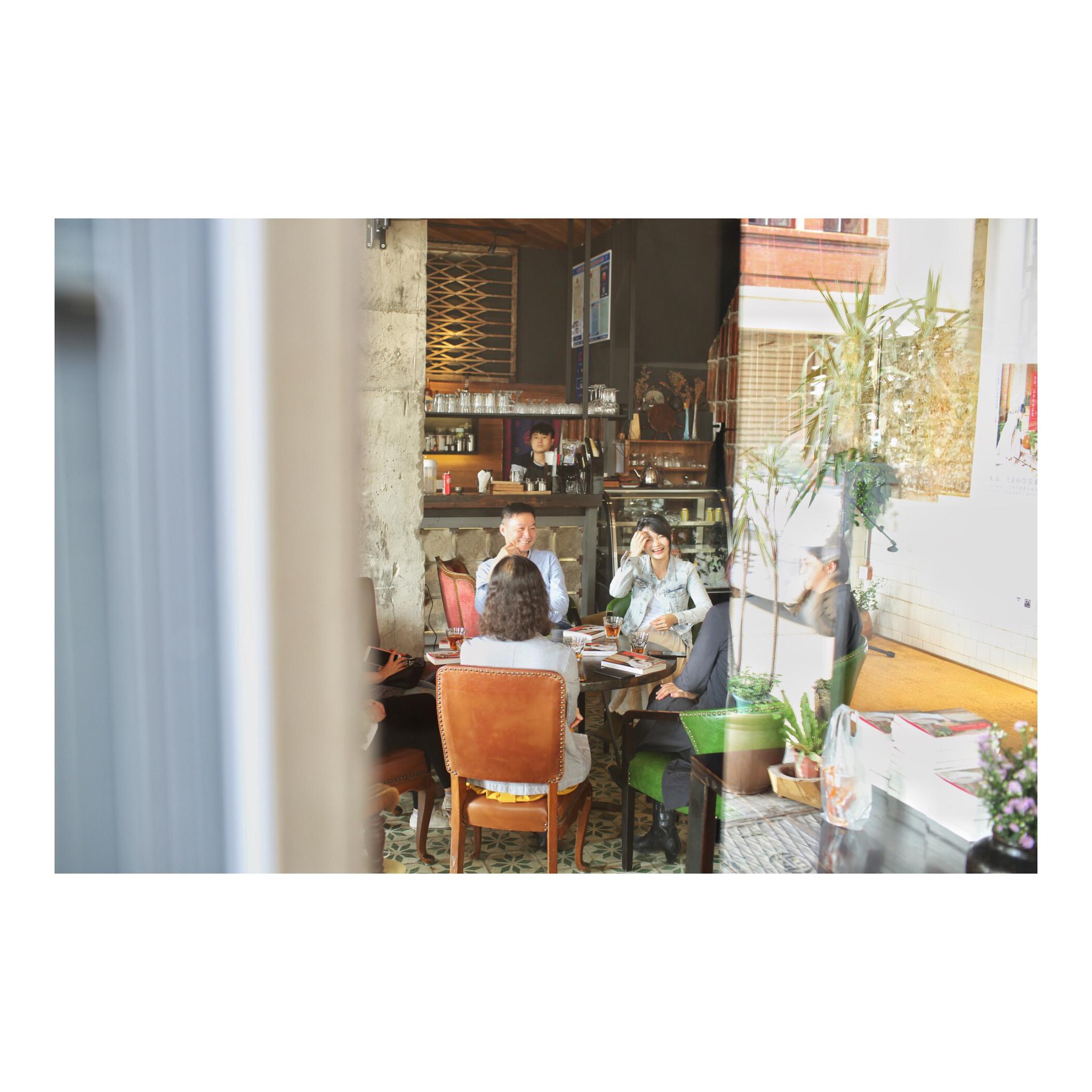 厦门沙坡尾再生海,圆桌派&读书会。感谢遇见,感谢玉兰花香。