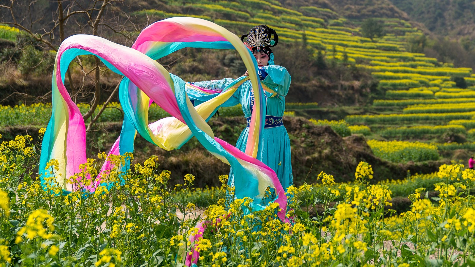 婺源篁岭油菜花田里的天女散花