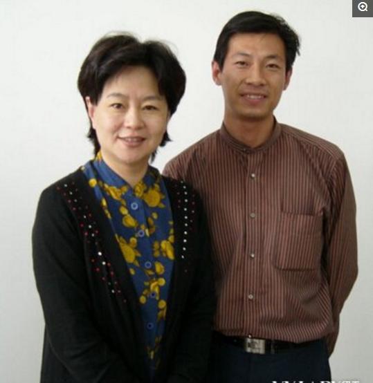 51岁鞠萍近照,少儿节目第一人,与二婚丈夫恩爱至今,儿子是学霸