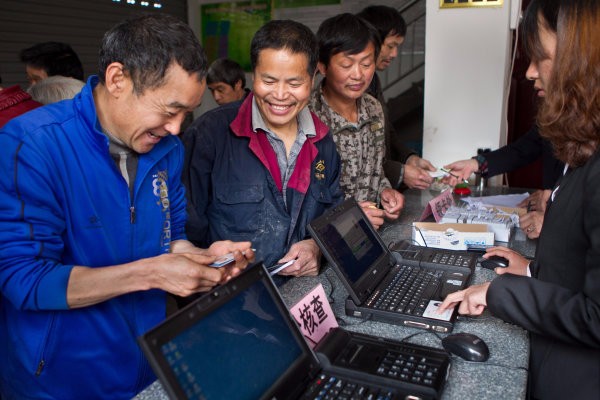 很快,农村将统一办社会保障卡,农民手里的医疗