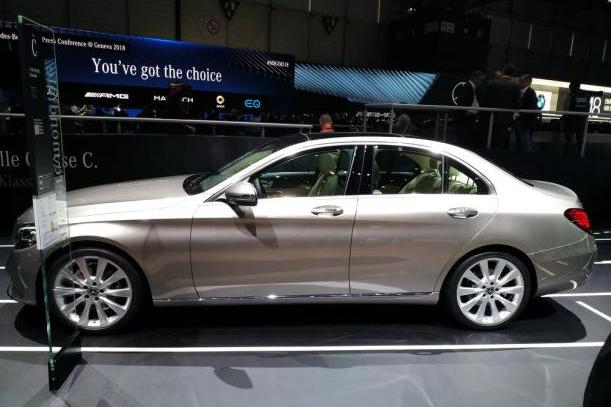 全球销量超800万，新车配S级前脸+柏林之声音响，A4L车主要后悔