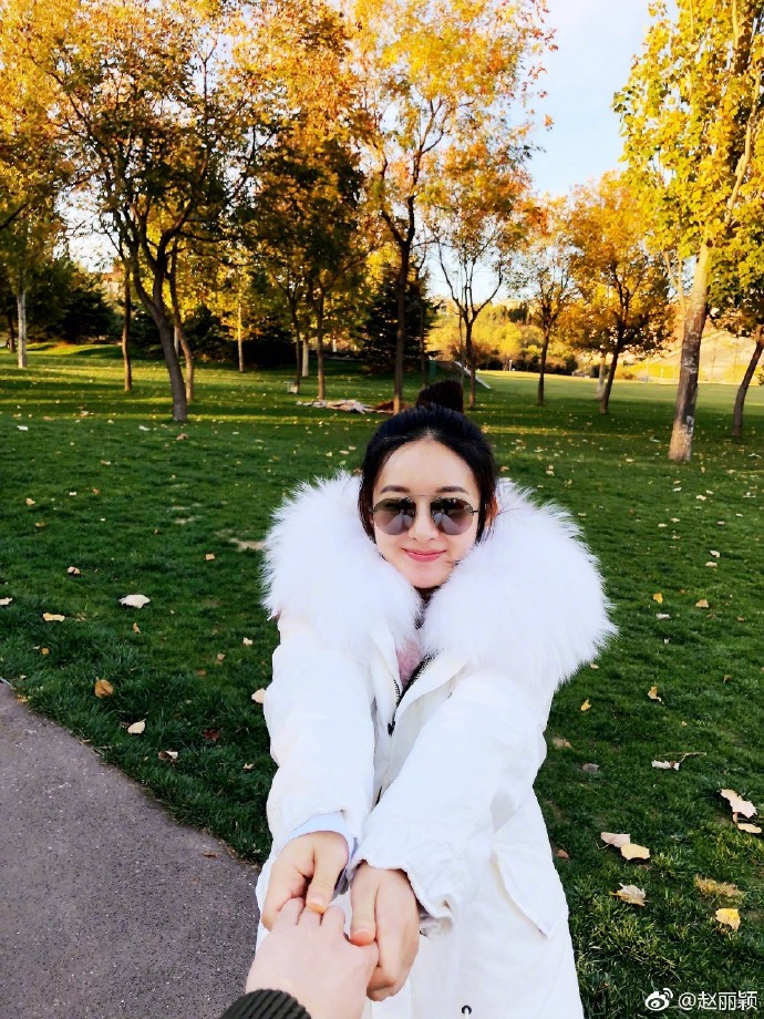 为何赵丽颖盒冯绍峰一直不办婚礼?知情人称要