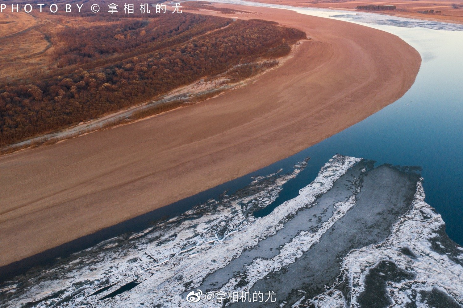 阳光与春风融化了冰封。冰块承受不住暖流而解体游向下游