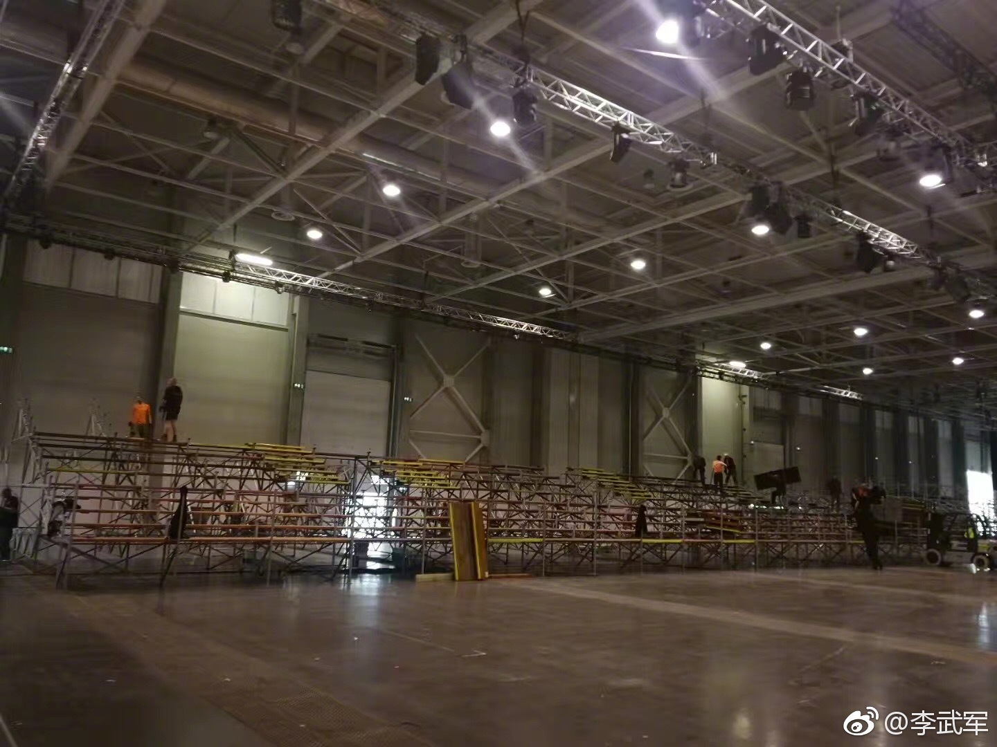 目前,布达佩斯世乒赛乒乓球馆还在施工中!(by王