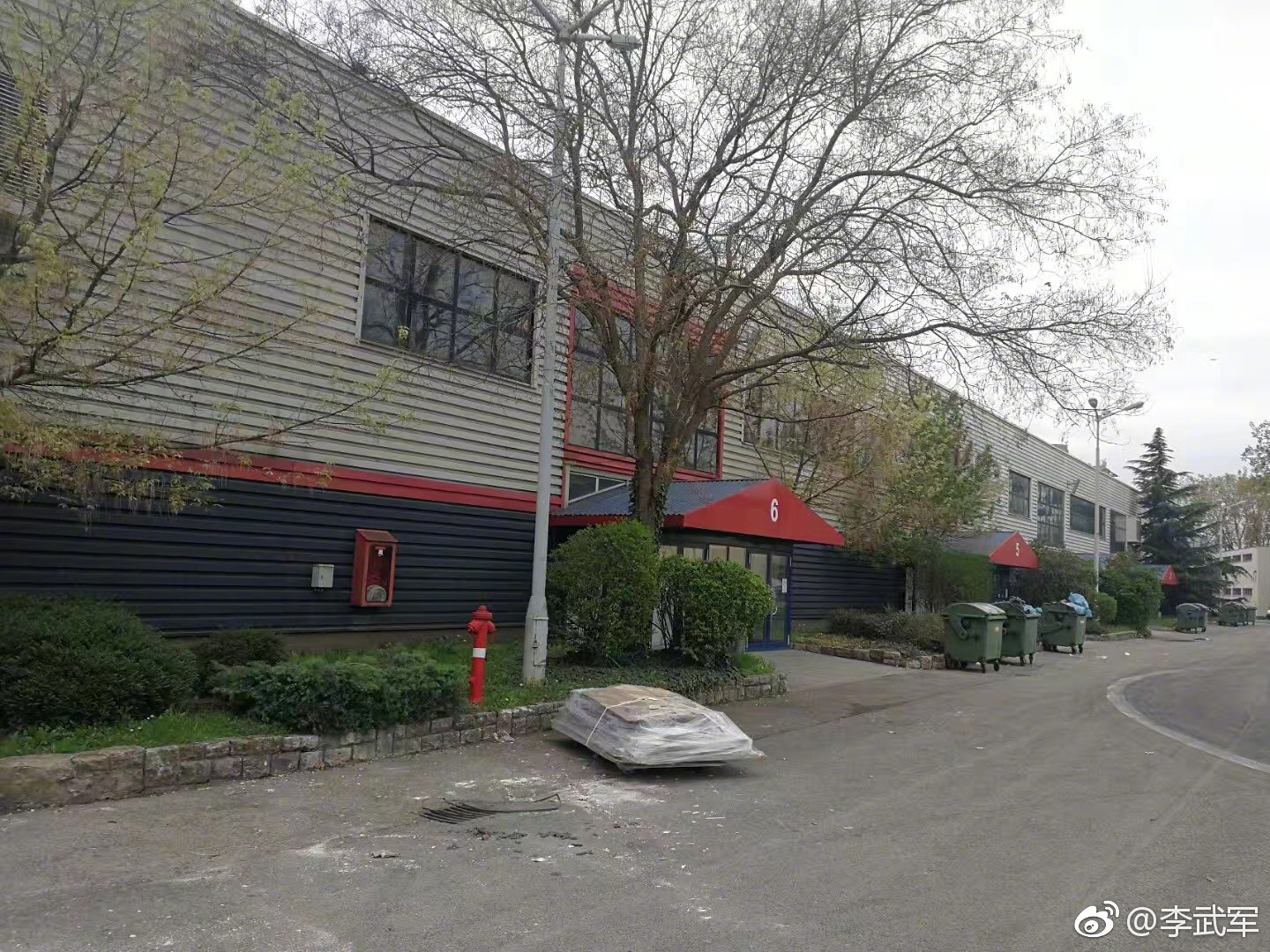 目前,布达佩斯世乒赛乒乓球馆还在施工中!(by王