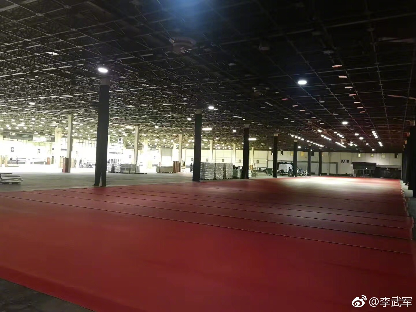 目前,布达佩斯世乒赛乒乓球馆还在施工中!(by王