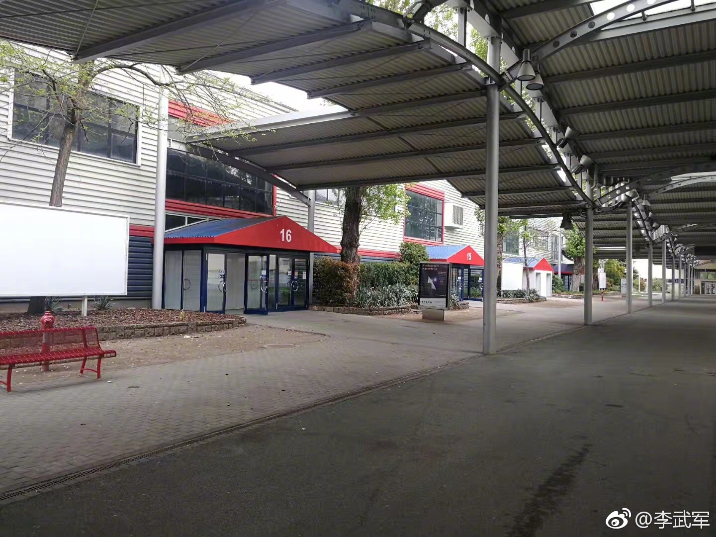 目前,布达佩斯世乒赛乒乓球馆还在施工中!(by王