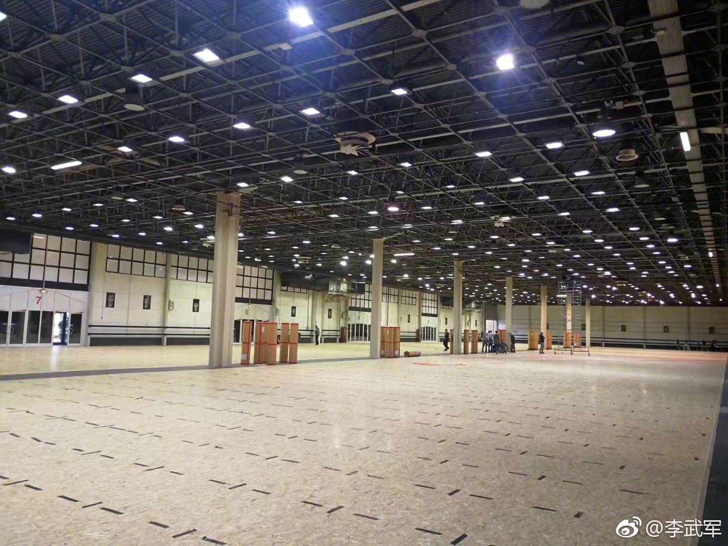 目前,布达佩斯世乒赛乒乓球馆还在施工中!(by王