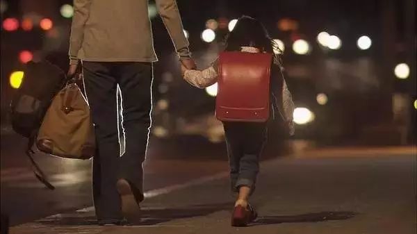 《放学后》：敢于向孩子承认错误，是比陪伴更好的教育方式