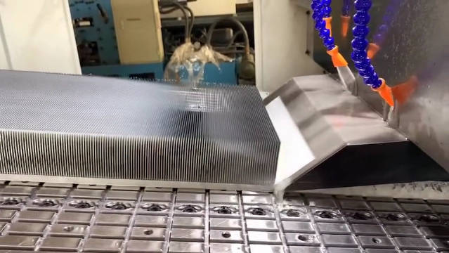 铲片式新能源散热器