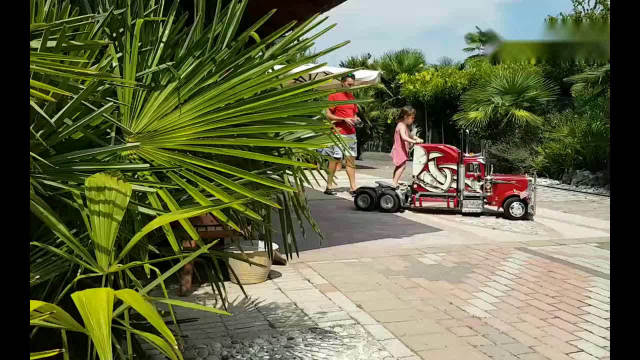 国外土豪新买的遥控卡车模型，让女儿站在上面，试试载重能力如何