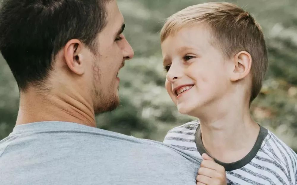 《放学后》：敢于向孩子承认错误，是比陪伴更好的教育方式