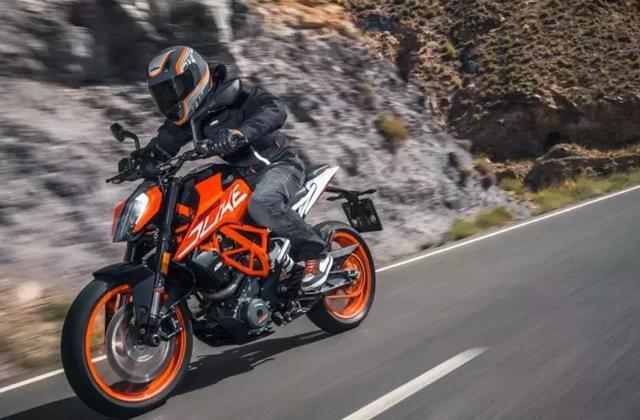 下一代小钢炮KTM 390 DUKE谍照曝光，尺寸比现款要大一圈