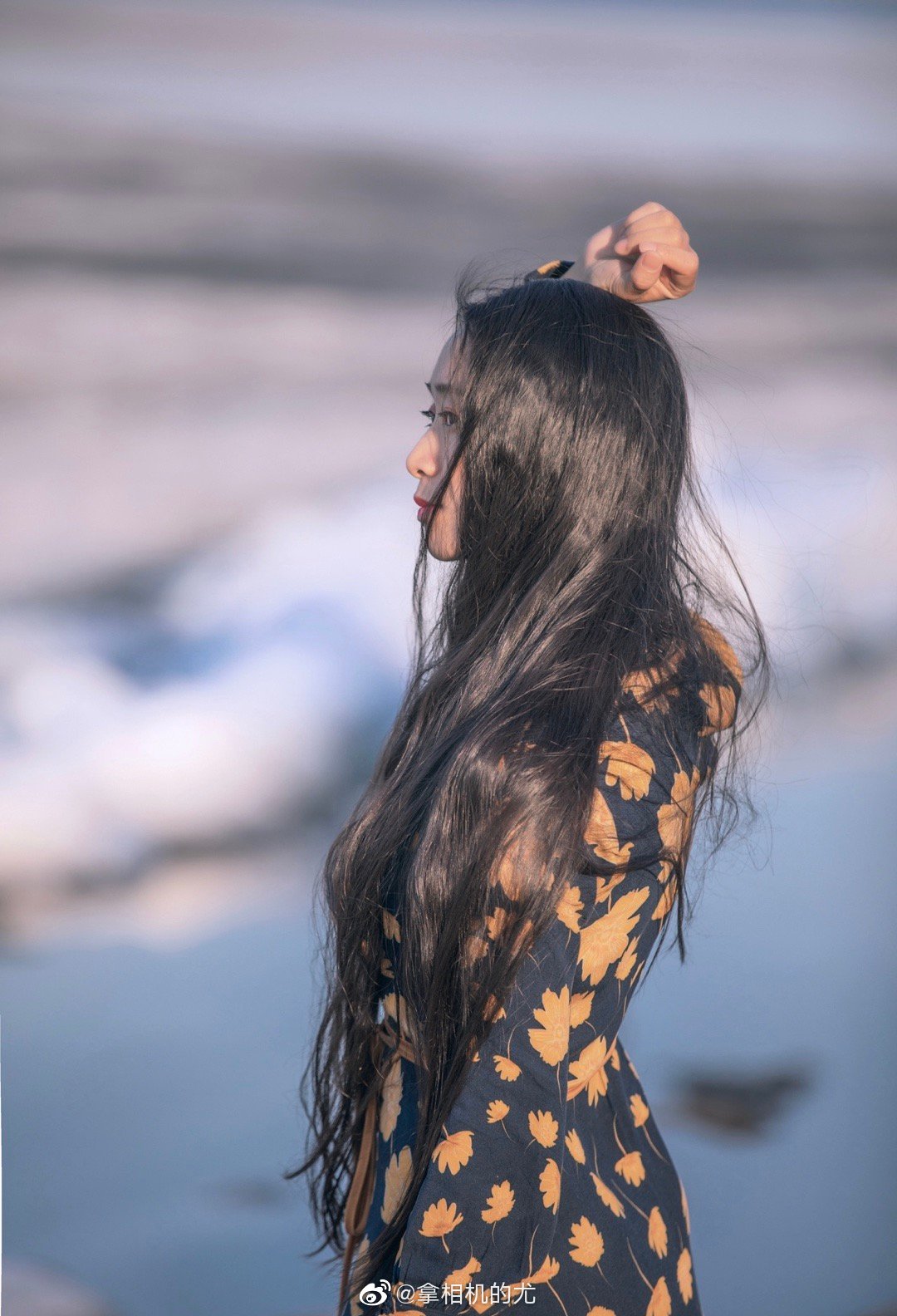 阳光与春风融化了冰封。冰块承受不住暖流而解体游向下游