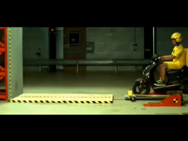 电动车正面100%碰撞实验，后面的箱子